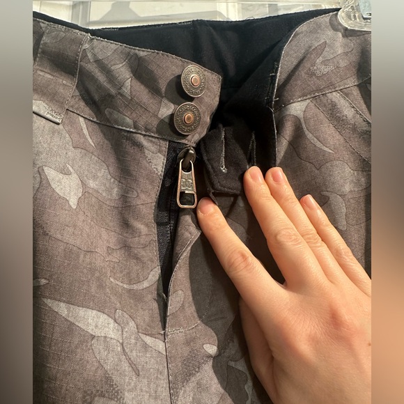 Green camo women’s large DC Shoe Company snowboarding pants, waterproof, 10k - Picture 3 of 10